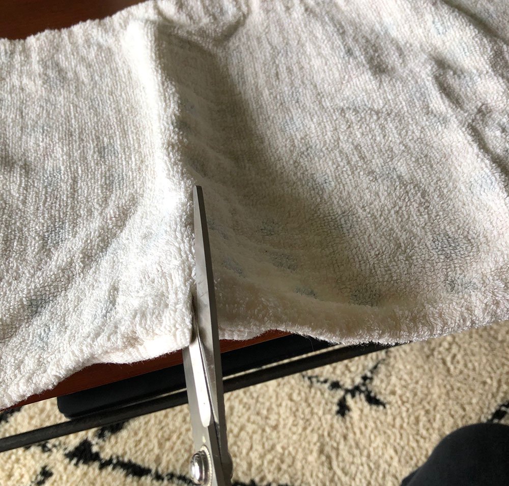 タオルの端に切り込みを入れる