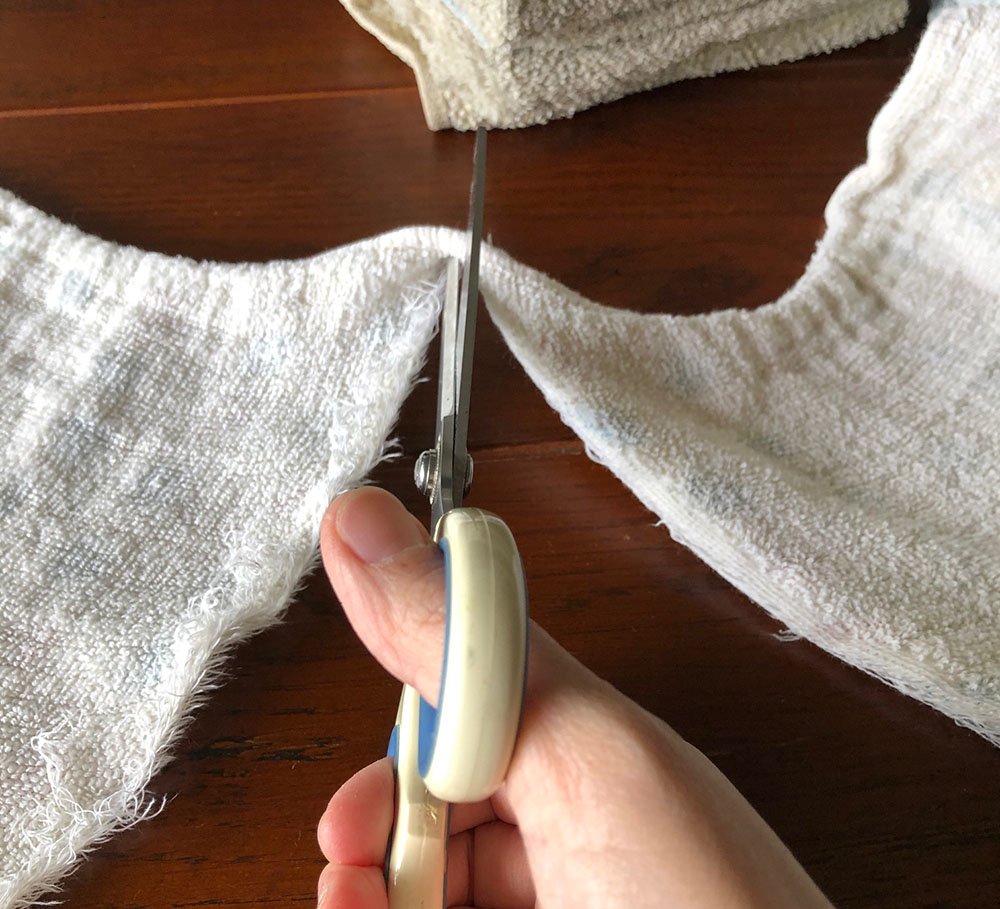 反対側をハサミでカット