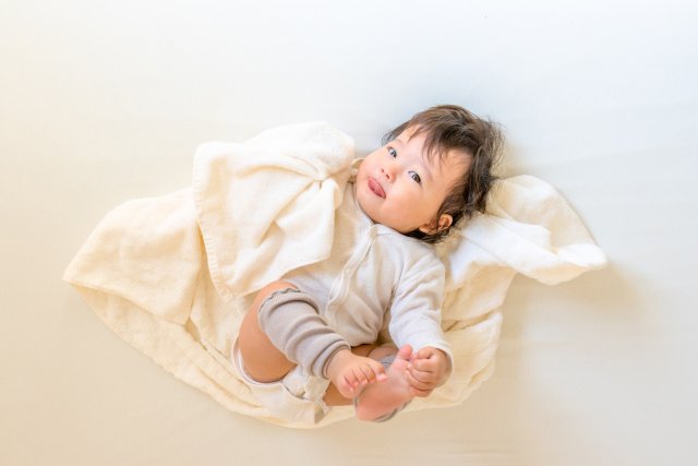 タオルに包まる赤ちゃん