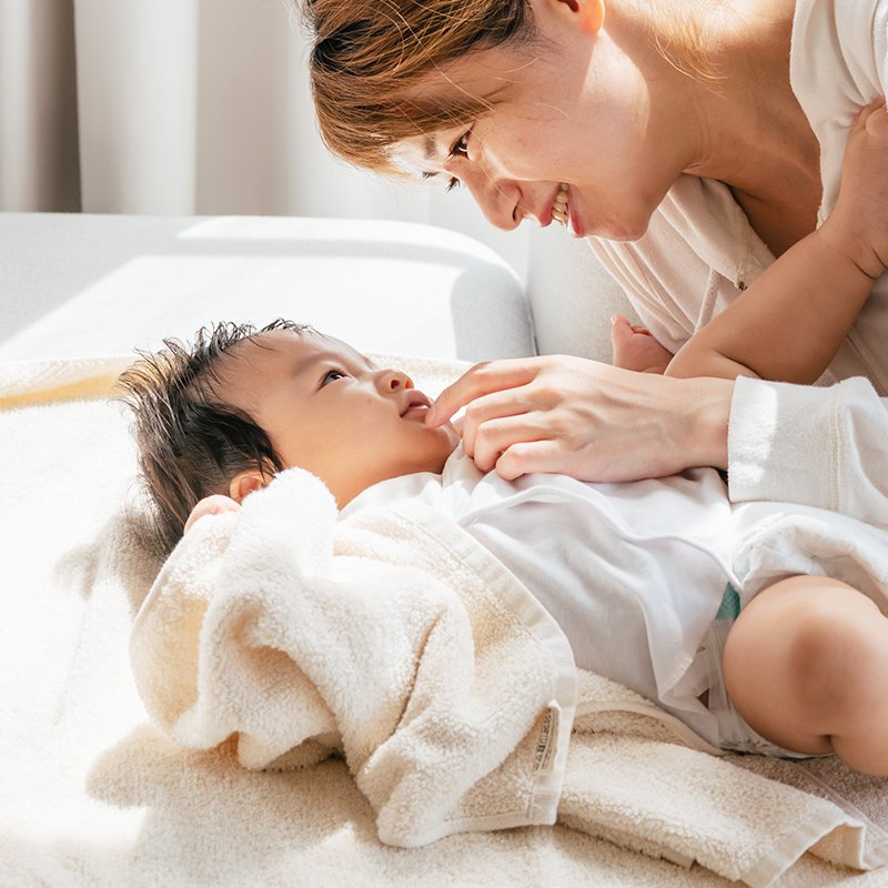 タオルに包まれた赤ちゃんとお母さん