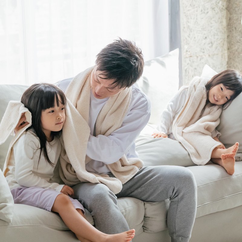 子どもの濡れた髪をタオルで拭くお父さん