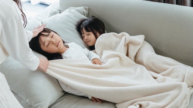 タオルをかけてもらい眠っている女の子たち