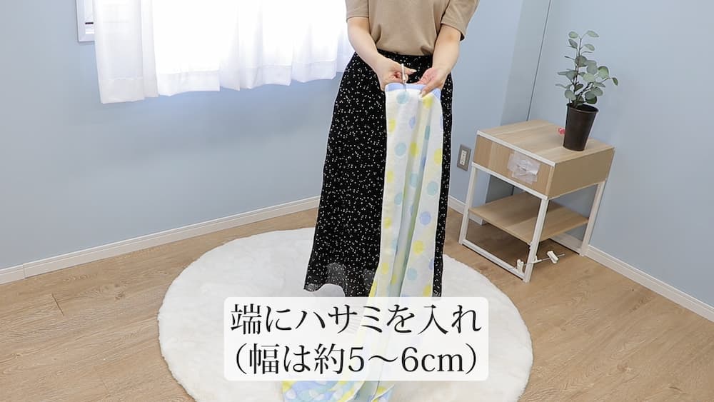 端の固いところに切れ目を入れます。(幅は約5~6cm)