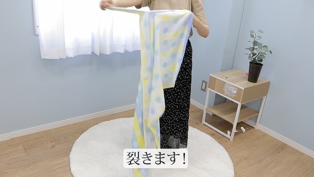 一気に裂きます。(ハサミで切ると糸くずが沢山出るので、裂くのがいいです。)
