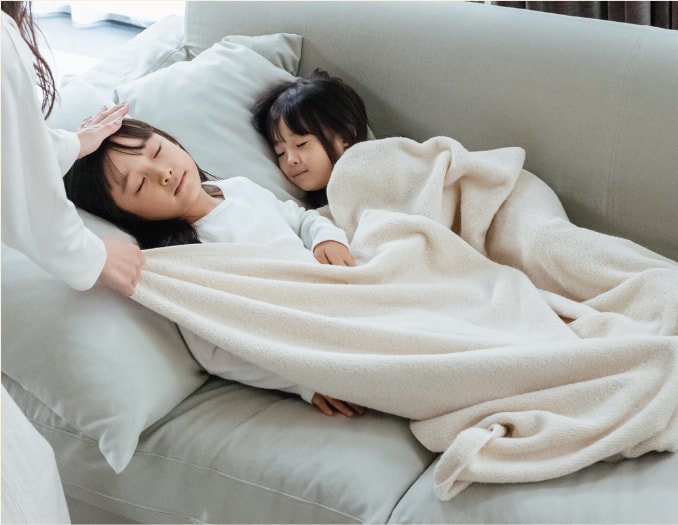 タオルをかけて気持ちよさそうに寝る女の子たち
