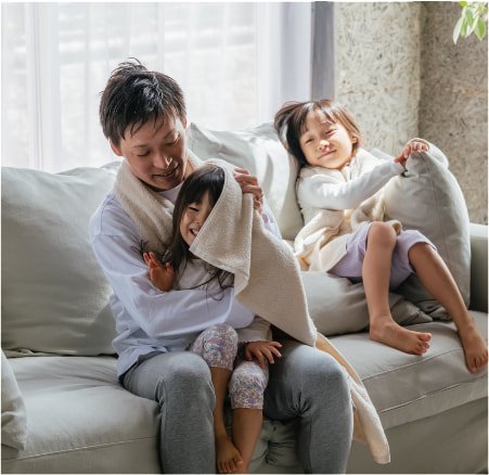 子どもたちの髪を拭くお父さん