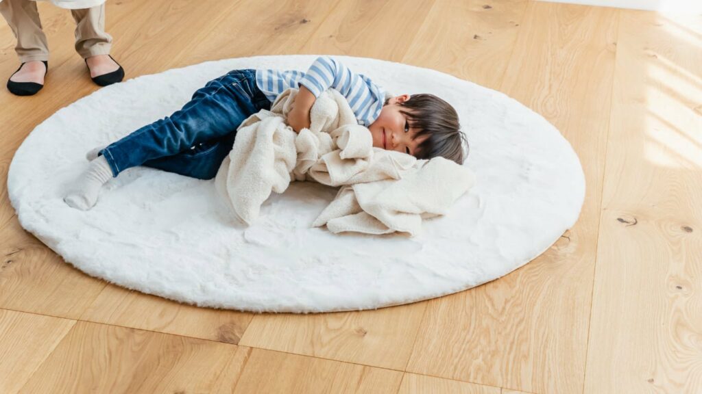 タオルで遊ぶ男の子