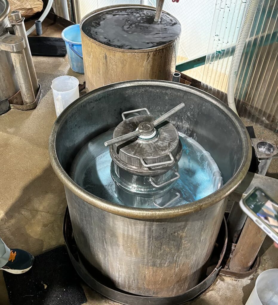 タオルを染色している写真 ダイワタオル協同組合