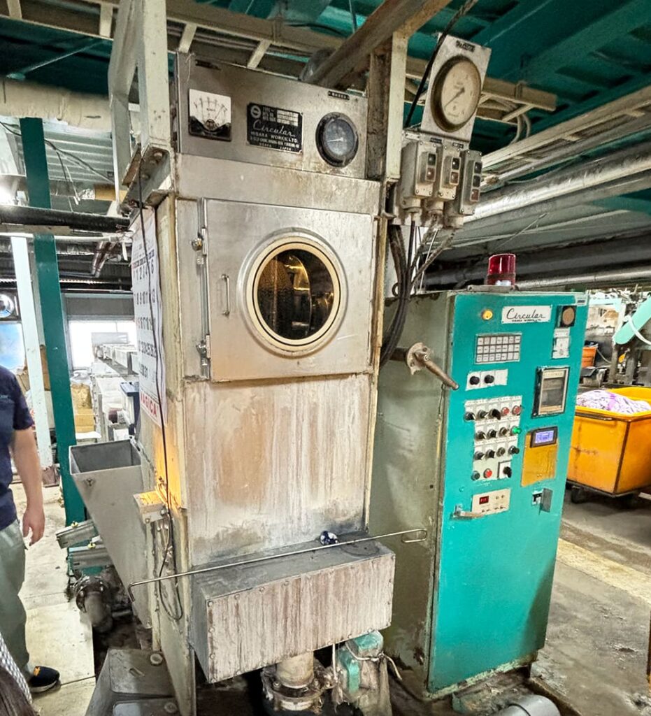 タオルを染色している写真 ダイワタオル協同組合