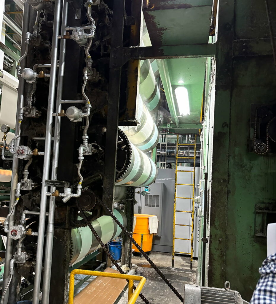タオル乾燥機にかけている写真 ダイワタオル協同組合