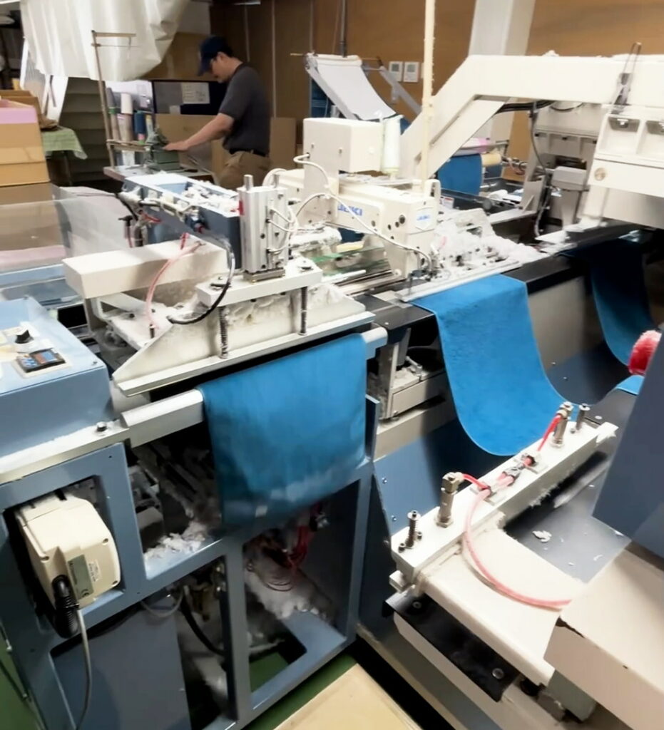 タオルを裁断してミシンをかけている写真 竹利タオル 縫製工場