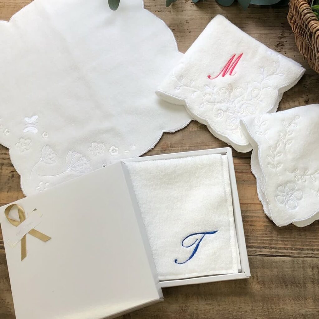 イニシャル刺繍入り白タオルチーフ