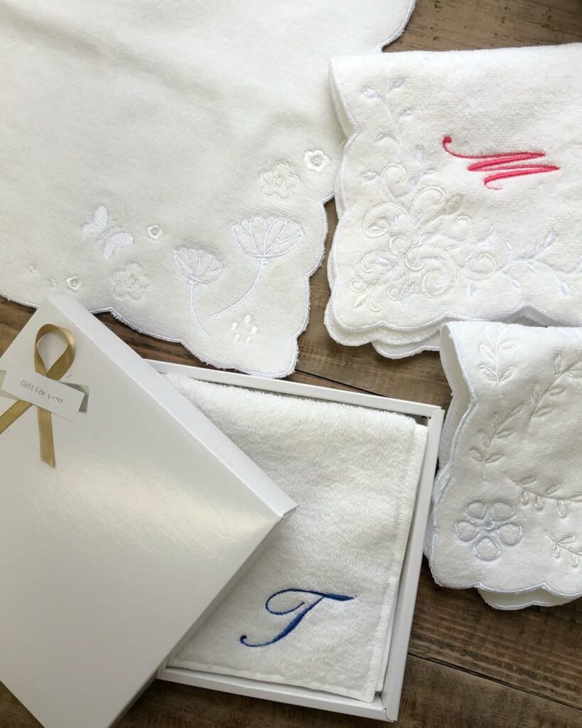 白糸で刺繍が入ったものもございます